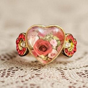 Heart-Shaped Floral Ring with Red‎ Accents